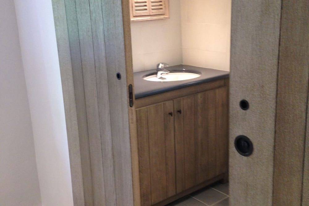 Comfortable restored Cabanon ocrier with shared pool - 6 people in Roussillon, Parc naturel régional du Luberon