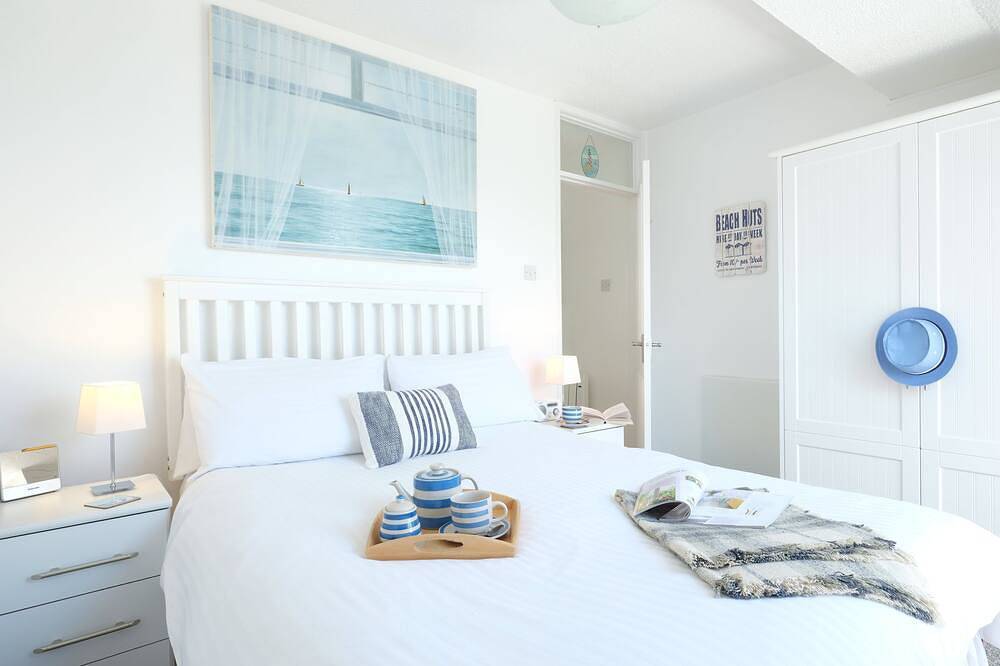 Entire apartment, Sea view apartment with balcony and gardens. Private path to the beach. in Carbis Bay, Cornwall