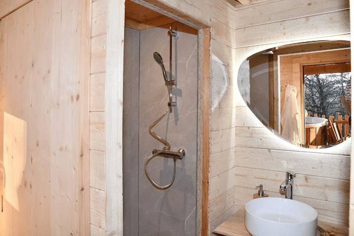 Location de vacances pour 2 personnes, avec Balcon ainsi que Jacuzzi et Piscine à La Côte-Saint-André - 4