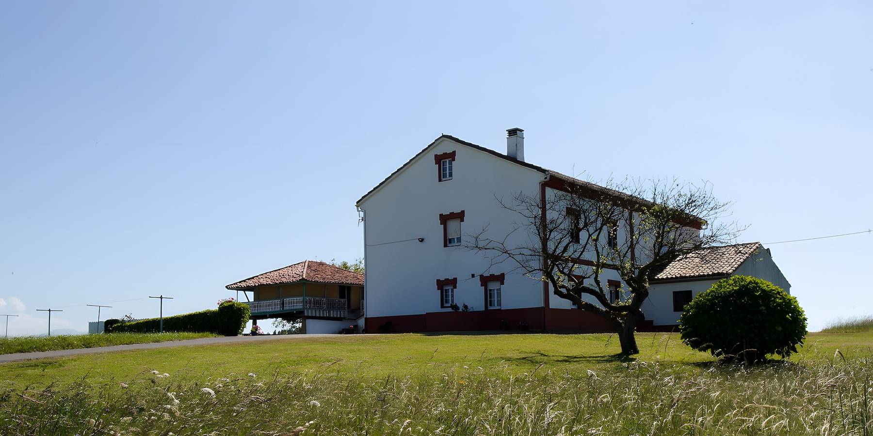 Casa de vacaciones 'El Carbayal' con vistas a la montaña y jardín in Gozón, Costa Verde