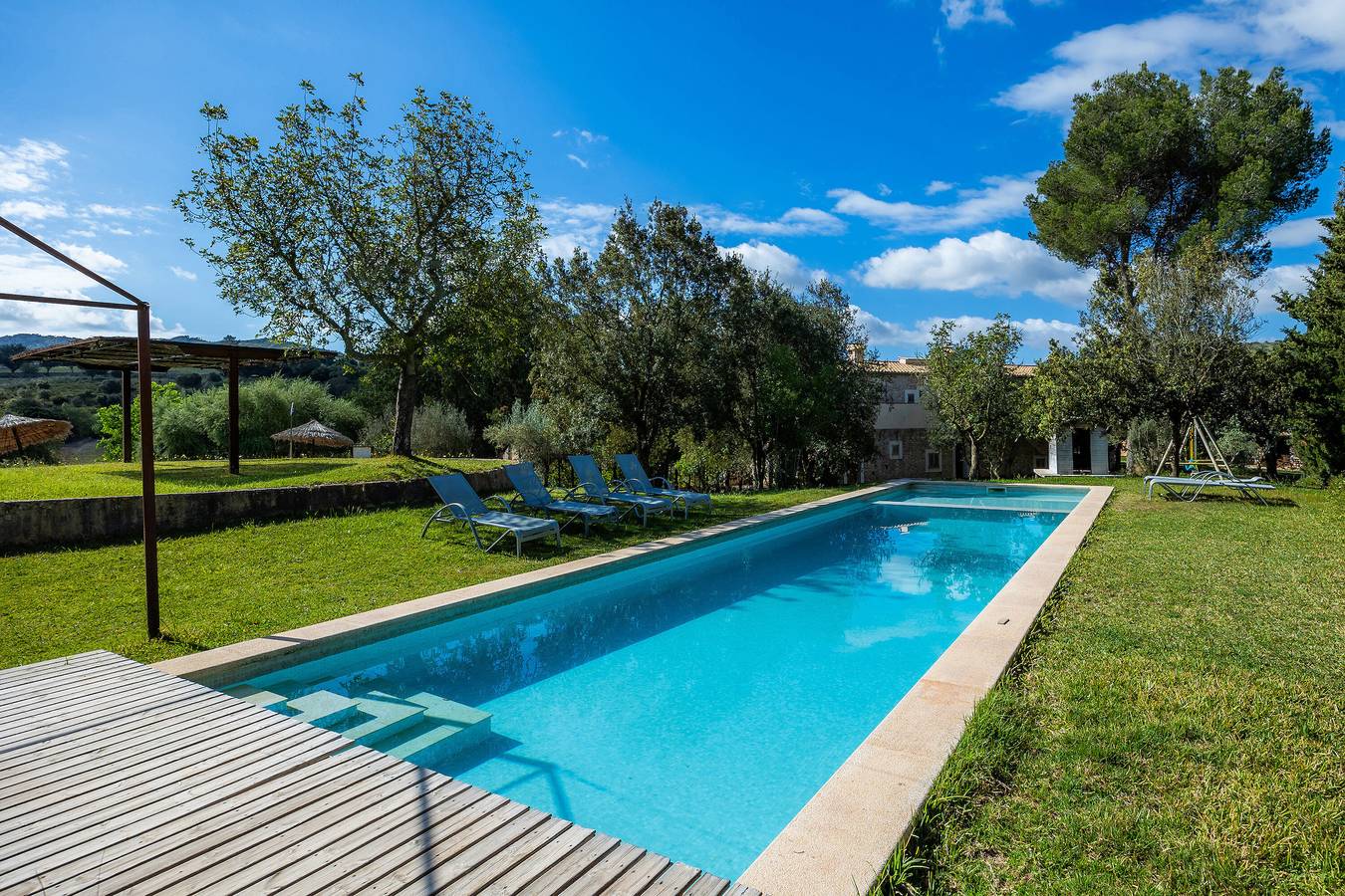 Apartamento entero, Apartamento 'Es Colomer' con vistas a la montaña, piscina compartida y Wi-Fi in San Lorenzo de Cardessar, Mallorca Este
