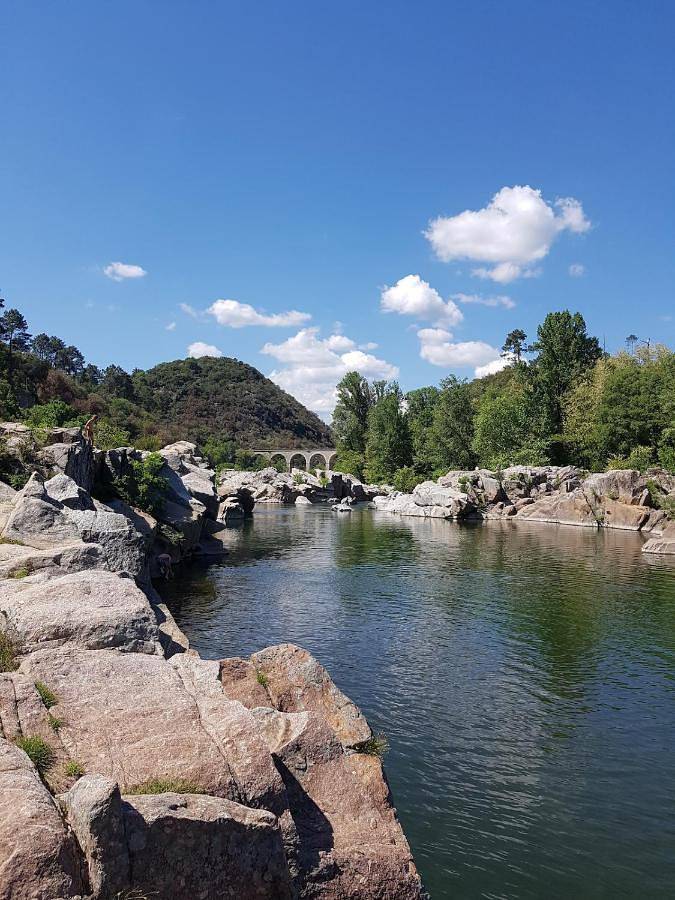 Location de vacances pour 4 personnes, avec vue ainsi que piscine et jardin, animaux acceptés à Sainte-Anastasie