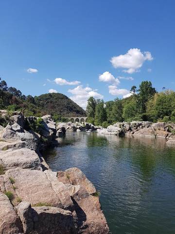 Location de vacances pour 4 personnes, avec jardin ainsi que vue et piscine, animaux acceptés à Sainte-Anastasie