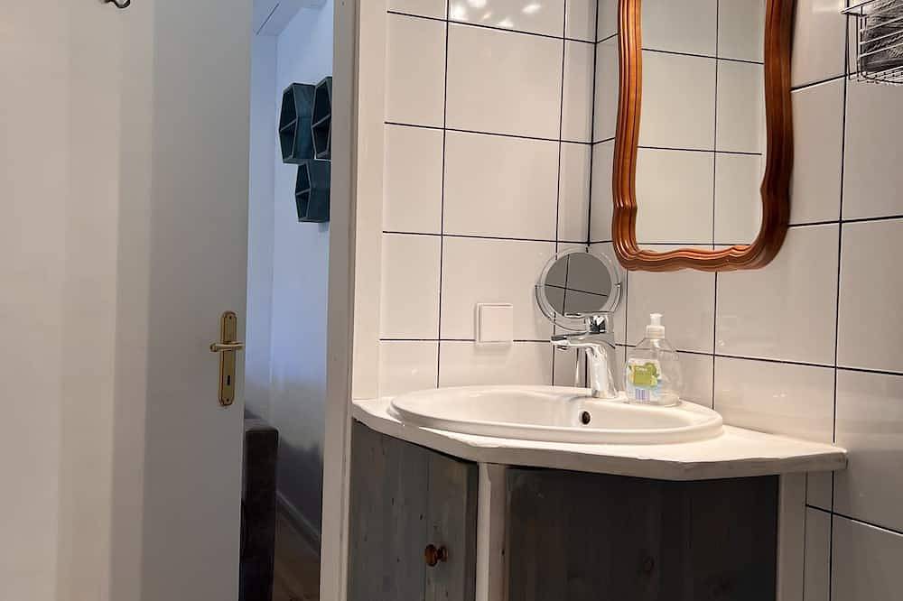 Ganze Wohnung, Romantische kleine Ferienwohnung mit Gartenblick - Ferienwohnung 2 in Winnert, Eider-Treene-Sorge