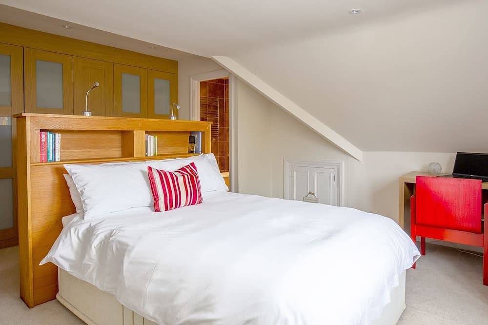 Glasfryn - sleeps 10 guests  in 5 bedrooms in Great Wolford, Warwickshire
