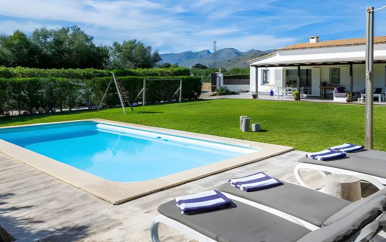 Casa de férias 'Les Herbetes' com vista para a montanha, Wi-Fi e ar condicionado in Port de Pollença, Pollença