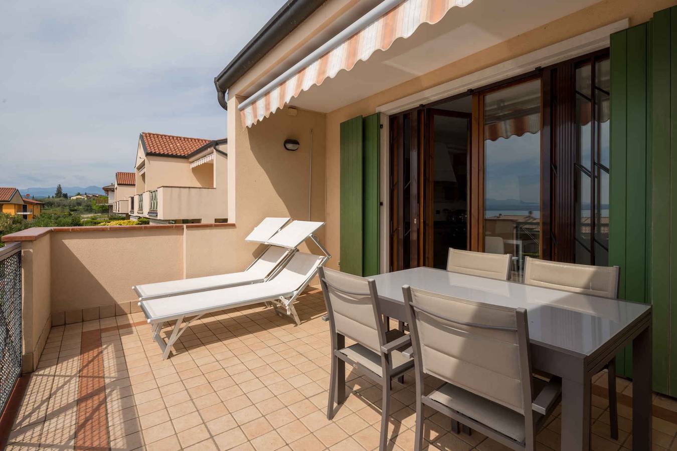 Apartamento vacacional entero, Holiday apartment overlooking lake  in Lazise, Montañas Garda
