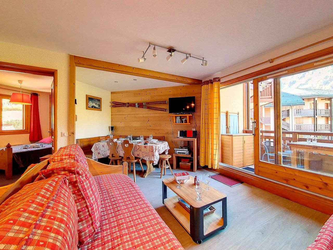 Entire apartment, Bright Spacious Apartment · Near Slopes · Balcony · Free Wi-Fi in Saint-Martin-de-Belleville, Les Trois Vallées