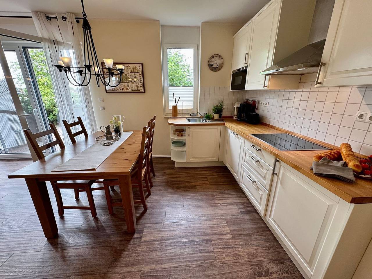 Ganze Wohnung, Ferienwohnung mit Terrasse und Strandkorb direkt hinter dem Deich in Dierhagen Strand, Dierhagen