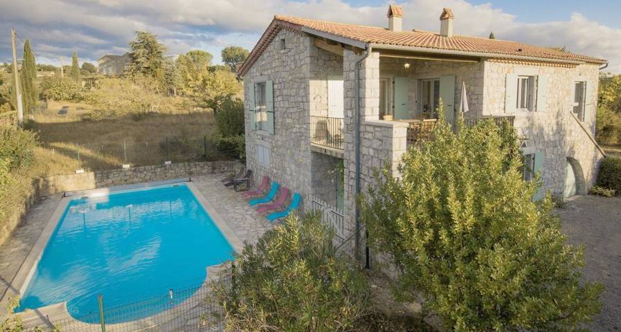 Maison de vacances pour 5 personnes, avec vue ainsi que piscine et jardin à Chauzon