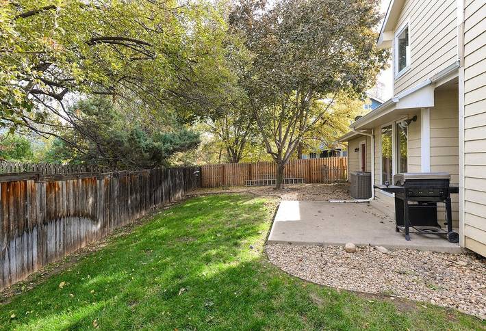 Vacation rental for 14 people, with hot tub and yard, with pets in Fort Collins
