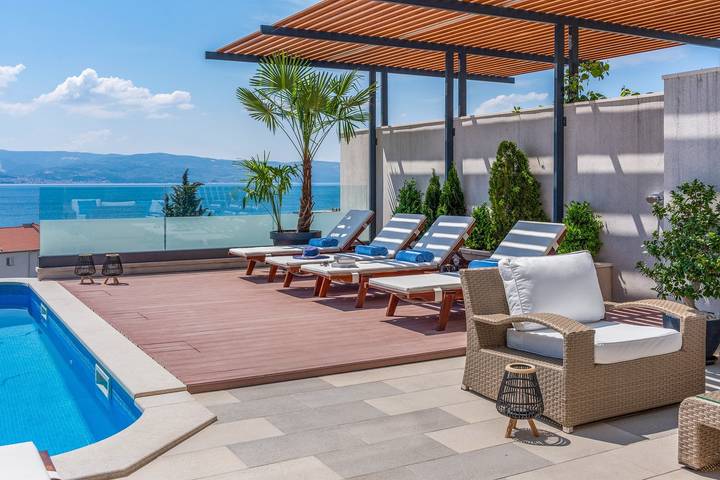 Luxuriöse Villa Bane mit beheiztem Pool, Whirlpool, Billard, 120 m vom Sandstrand entfernt in Dugi Rat, Omis-Riviera