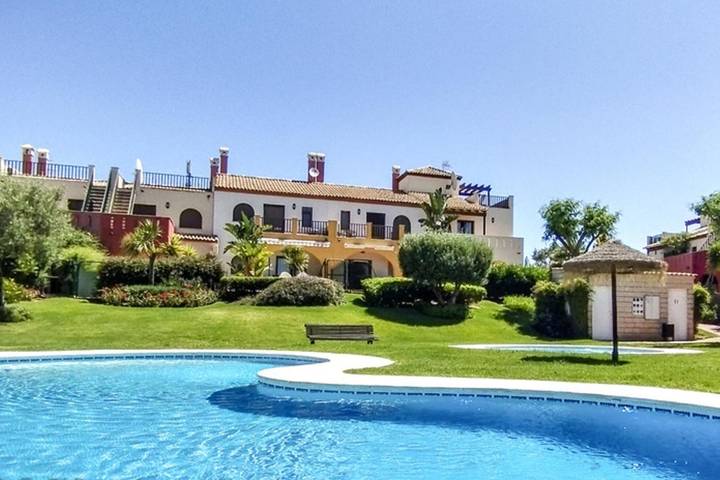 Casa de férias para 6 pessoas, com piscina e terraço e ainda jardim em Urbanizacion Costa Esuri