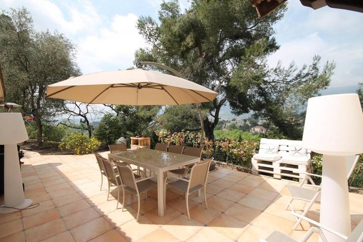 Location de vacances pour 10 personnes, avec piscine ainsi que jardin et terrasse à Colomars - 3