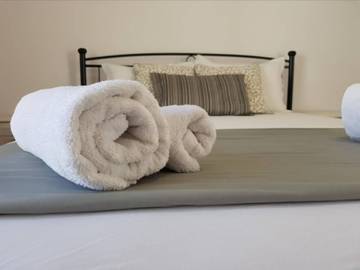 Vacation Rental for 2 Guests in Kamari, Santorini, Picture 2