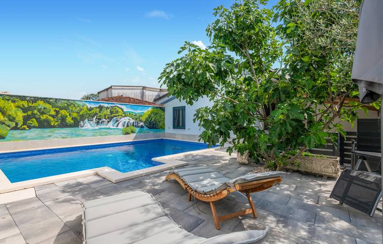 Geräumige 2-Zimmer-Wohnung mit Pool, Parkplatz und Terrasse in Imotski, Makarska Riviera