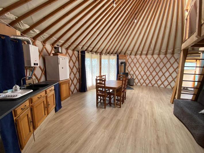 Tente pour 8 personnes, avec vue et terrasse dans la Loire - 2