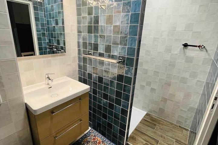 Entire apartment, Side garden apartment downtown Rochefort / mer in Rochefort, Rochefort region