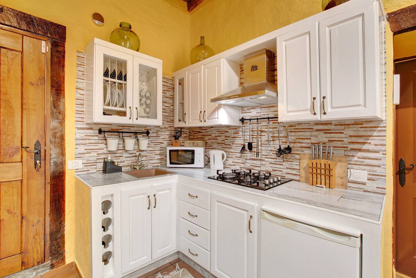Vacation Home "Casa Candelaria" with Views of El Teide, Private Pool & Wi-Fi in Cruz del Roque, Arico