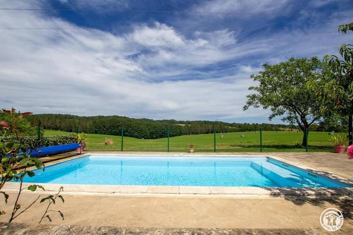 Location de vacances pour 10 personnes, avec piscine ainsi que terrasse et jardin à Saint-Rabier - 2