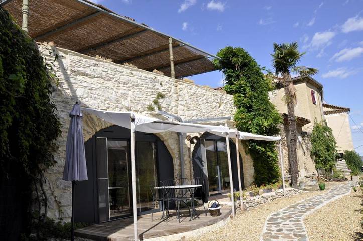 Chambre d’hôte pour 2 personnes, avec piscine et jardin ainsi que terrasse et vue