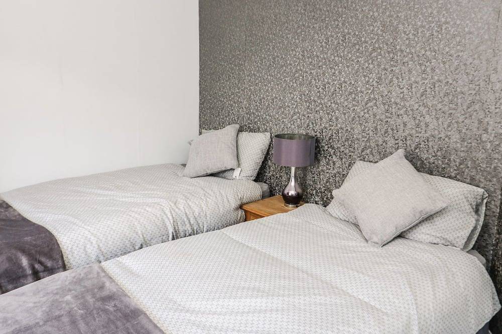 Laragh, pet friendly, character holiday cottage in Deganwy in Deganwy, Conwy region