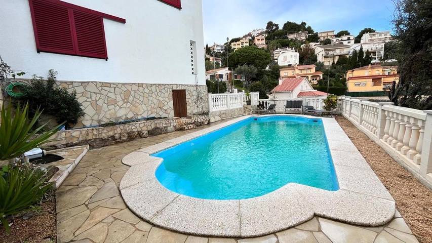 Chalet para 6 personas, con piscina además de jardín y vistas en Maresme - 2