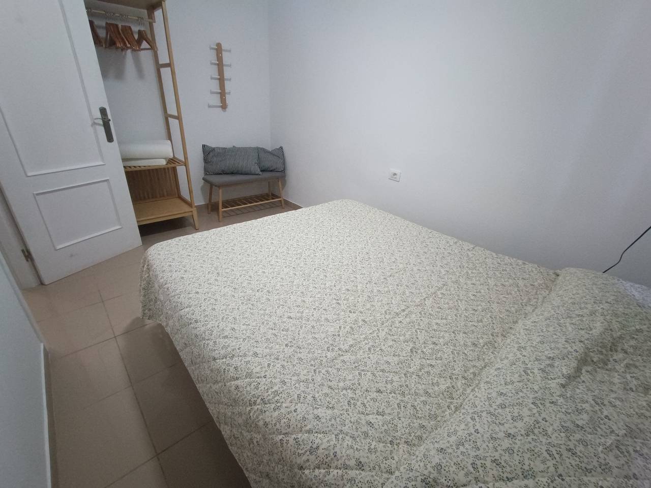 Apartamento entero, Vacaciones 'Feel The Sun In Tenerife' con vistas a la montaña, piscina y jardín compartidos in Costa del Silencio, Arona 