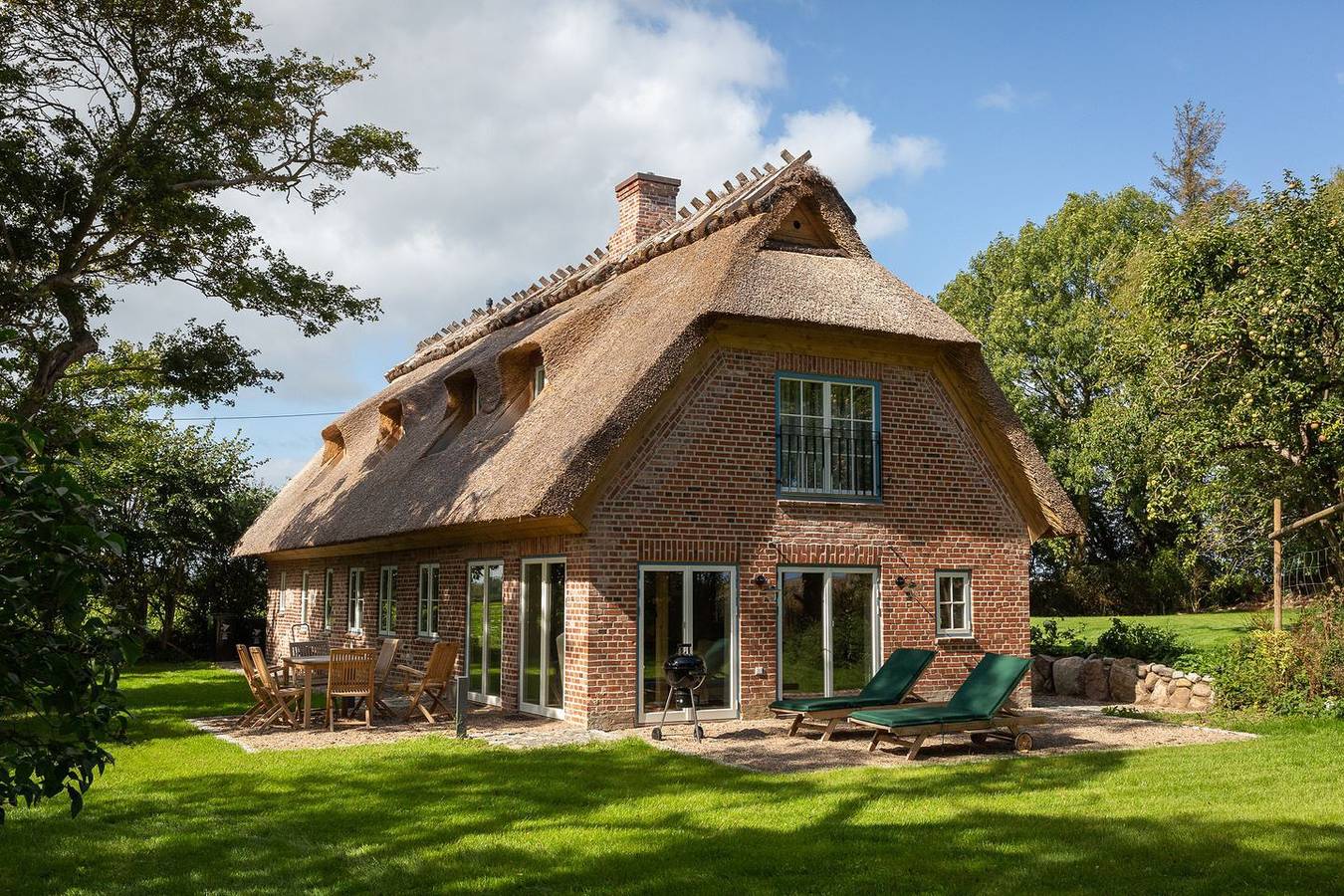 Entzückende Reetdachkate am Feldrand mit Kamin in Geltinger Birk, Nieby