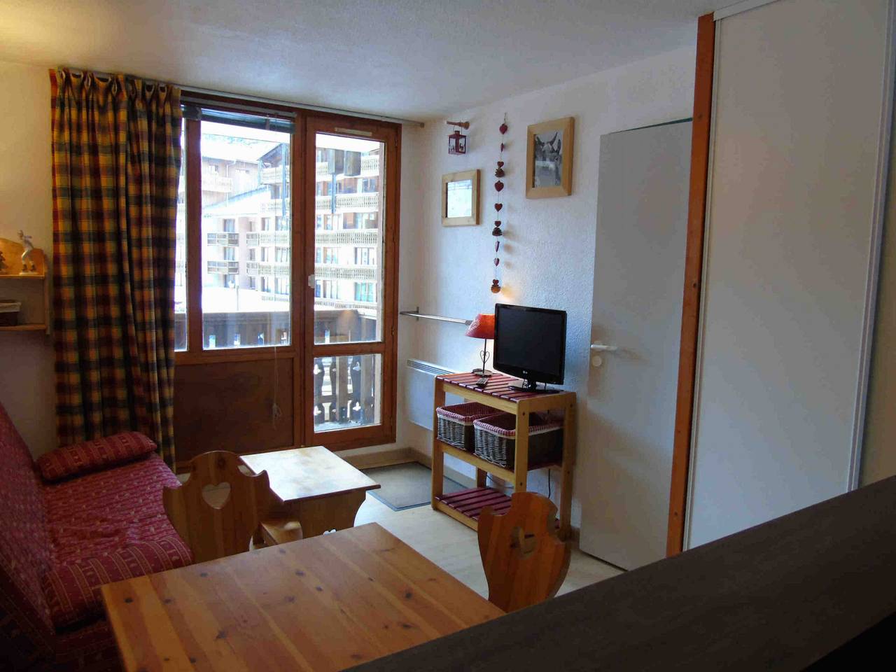 Entire studio, Cozy studio in Valfréjus near cable car, balcony, 4 people in Valfréjus, Modane