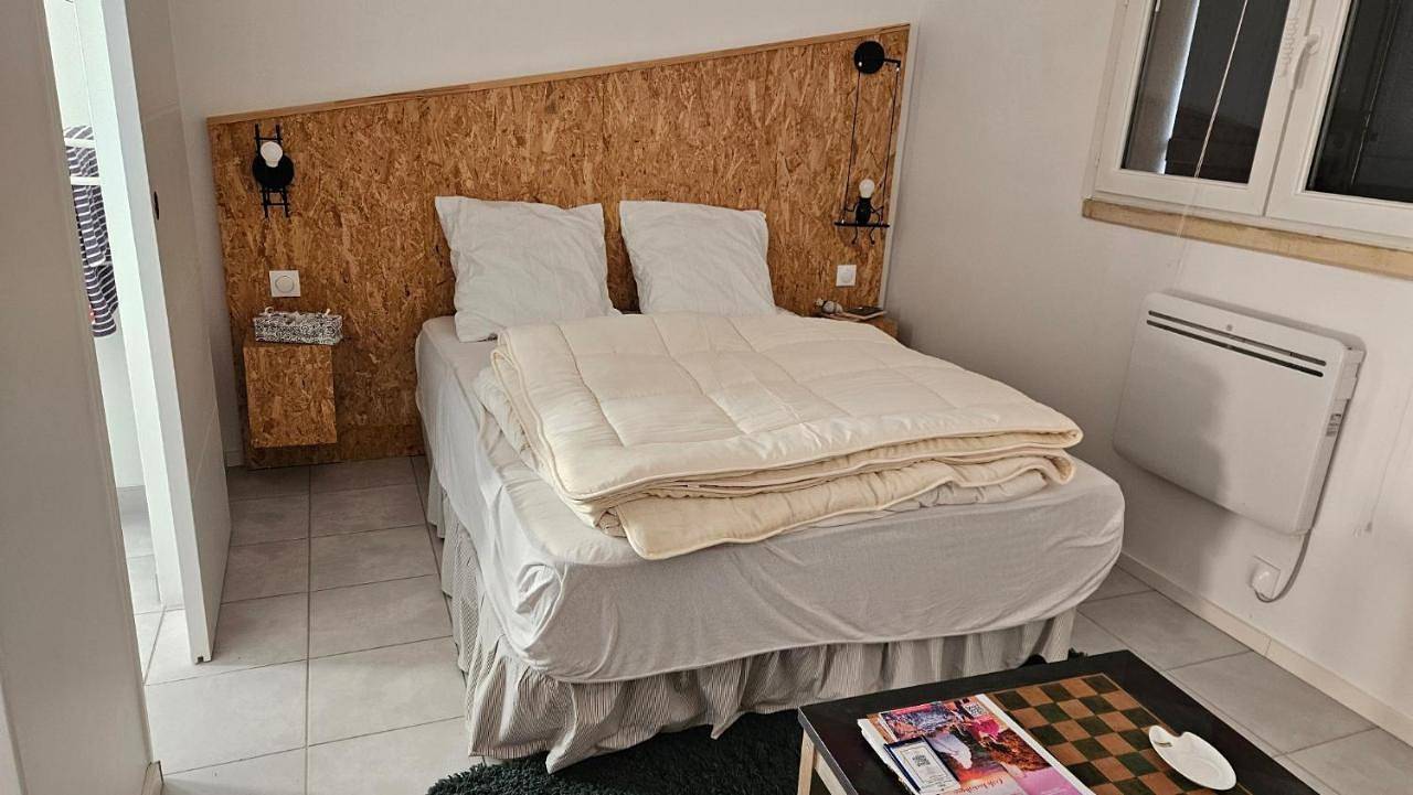 Double Room with Private Bathroom in Lalbenque, Quercy