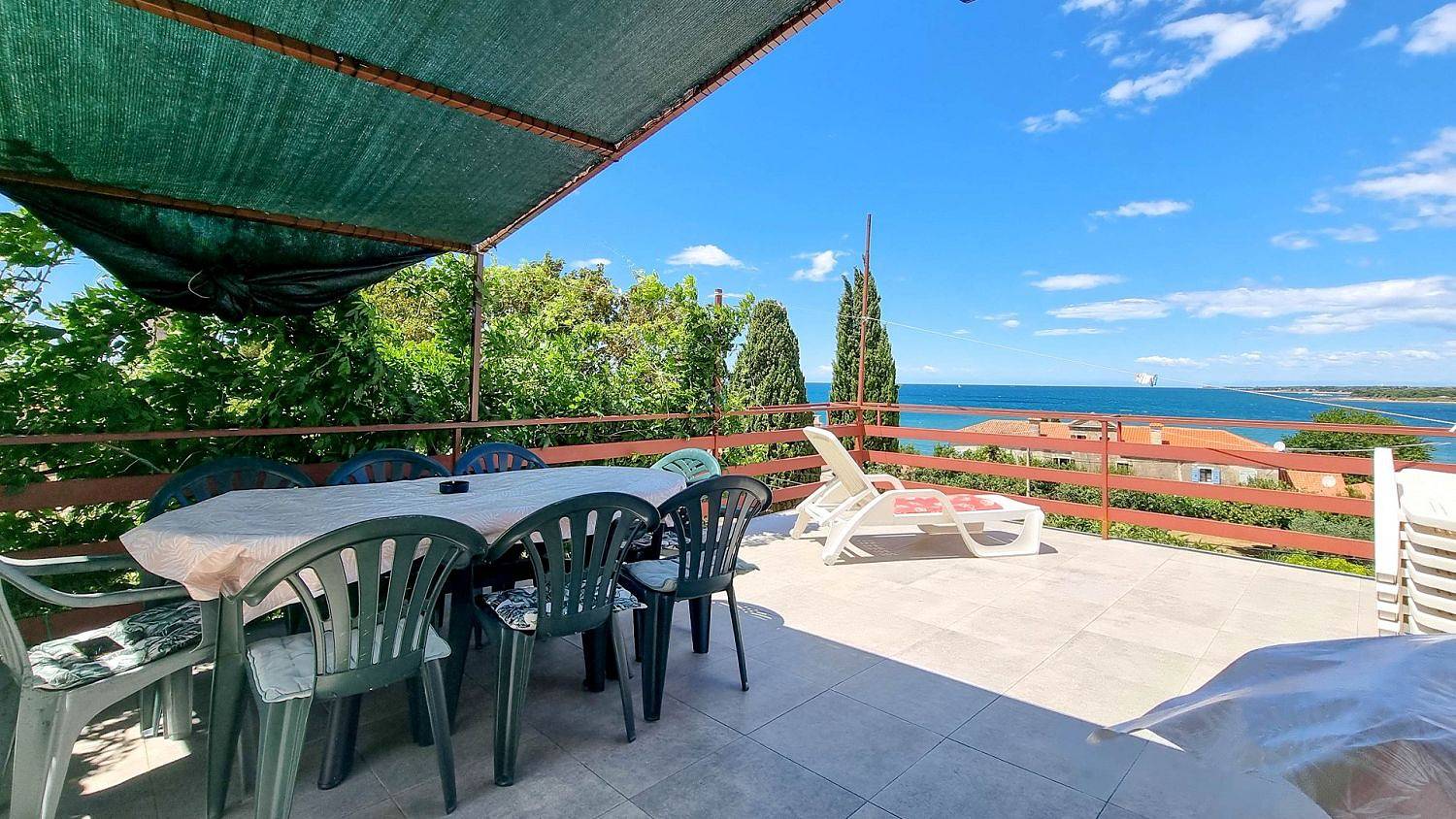 Ganze Wohnung, Lauschiges Apartment nur 100 Meter zum Strand mit Panoramablick, Liegebereich, Grill in Dajla, Umag und Umgebung