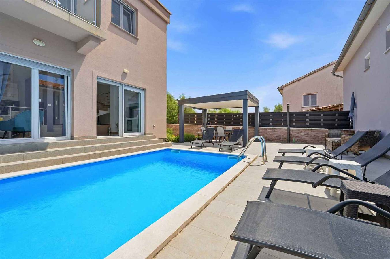 Ferienhaus mit Pool und Kilmaanlage in Pinezici, Krk