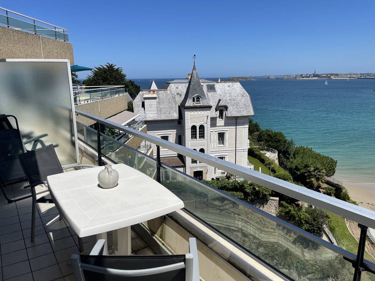 Studio entier, Dinard, les pieds dans l'eau avec vue panoramique mer in Dinard, Région de Saint-Malo