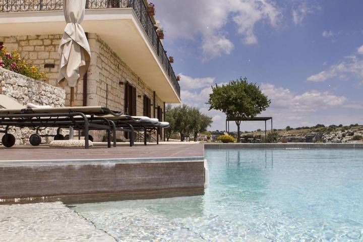 Ferienhaus für 16 Personen, mit Whirlpool und Garten sowie Balkon in Modica