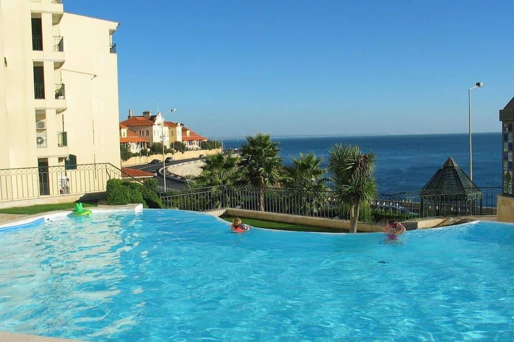Ganze Wohnung, Spacious luxury apartment with 180° ocean view,  pool, seafront beach in Parede, Carcavelos e Parede