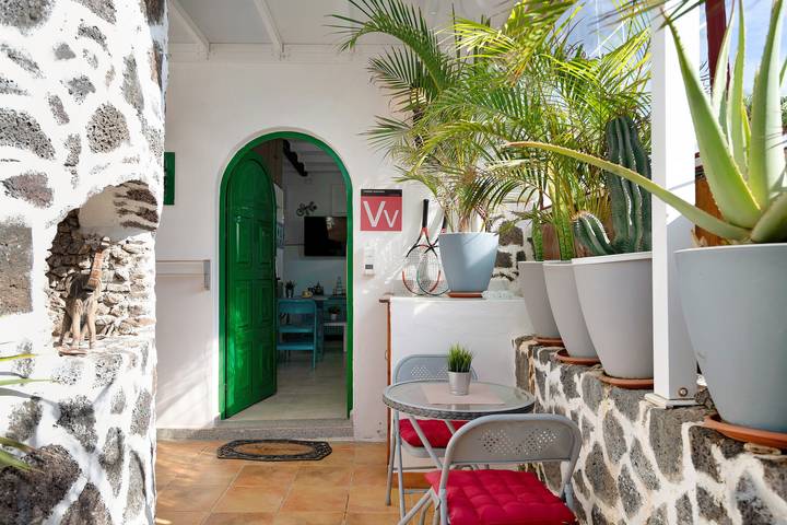 Entire studio, Vacation Studio 'El Palmeral' with Shared Pool, Wi-Fi and Air Conditioning in Montaña Roja, Yaiza