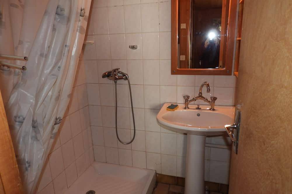 Ganze Wohnung, Duplex mountain apartment for 4 people at the start of hiking and skiing trails in Molines-en-Queyras, Queyras