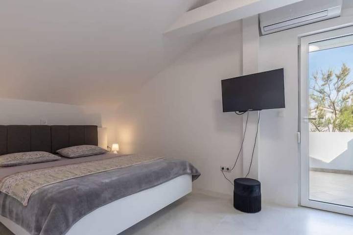 Ferienhaus für 10 Personen, mit Balkon und Pool in Razanac - 2