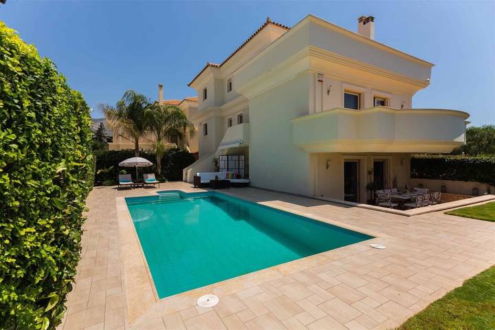 Apartamento vacacional entero, Apartamento de invitados dentro de una villa en Lagonissi in Kalyvia Thorikou, Región Costa Este de Ática