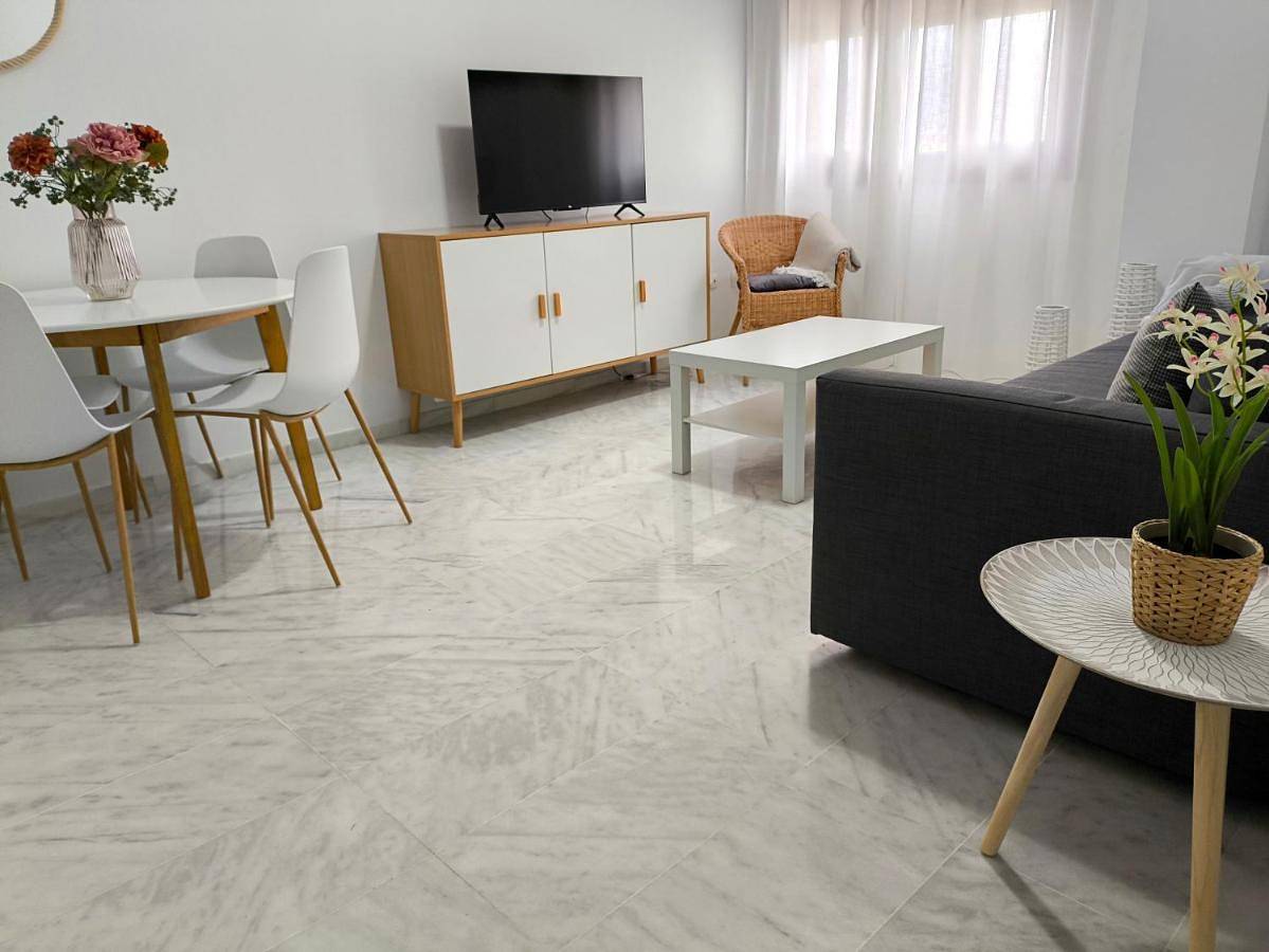 Deluxe One-Bedroom Apartment with Garden View in Este-Alcosa-Torreblanca, Sevilla