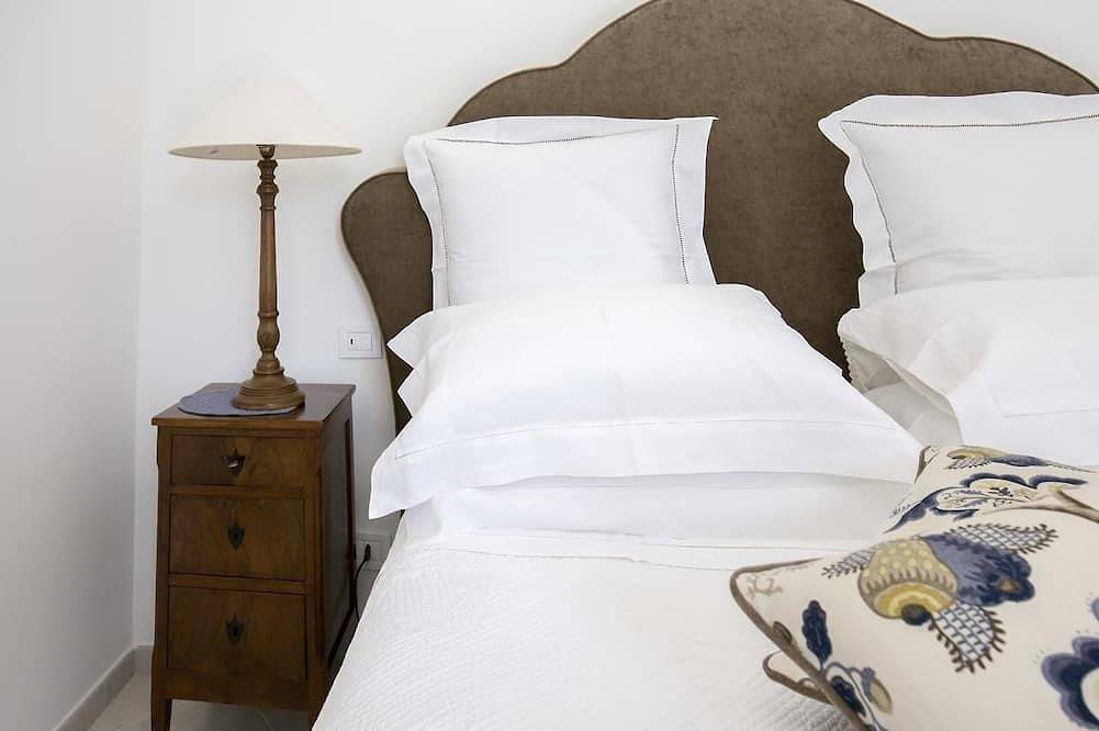 Anthea Suite in Cacace Palace with garden, near the sea and the station in Meta, Naples Province