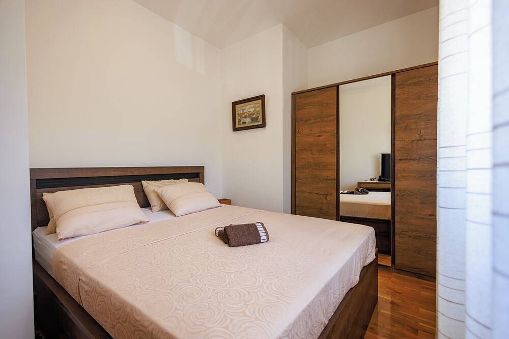Perfect 3-bedroom house with heated pool in peaceful Šestanovac in Šestanovac, Makarska Riviera