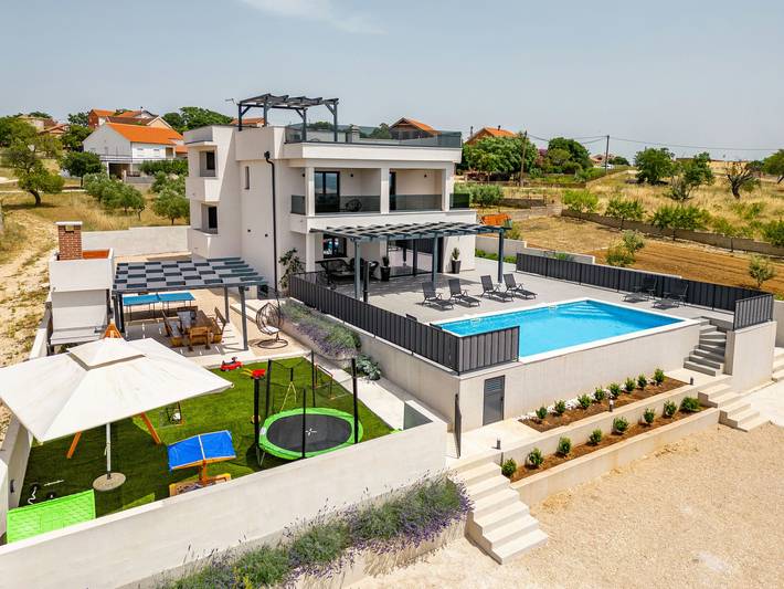 Ferienhaus für 10 Personen, mit Whirlpool und Garten sowie Balkon, kinderfreundlich