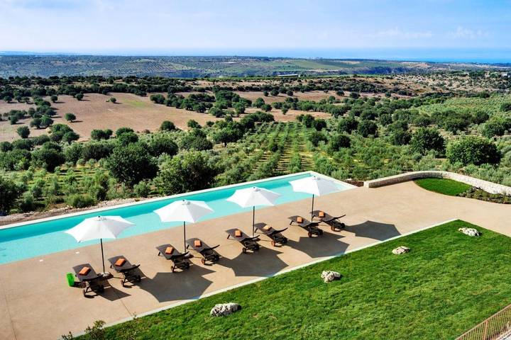 Resort per 4 persone, con Balcone e Idromassaggio nonché Terrazza e Giardino in Provincia di Ragusa