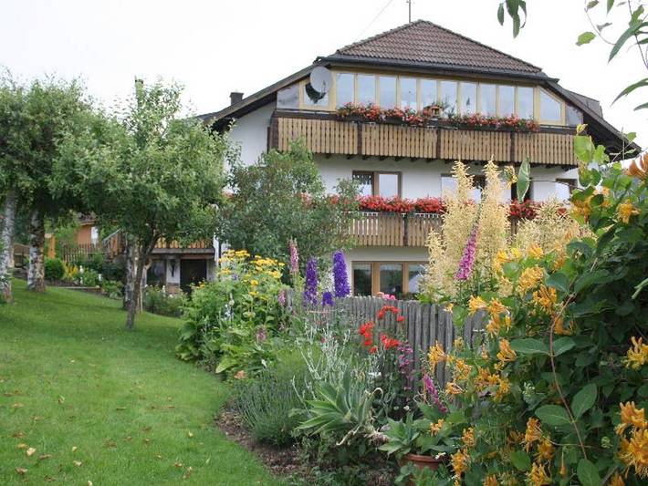 Ferienhaus für 2 Personen, mit Balkon und Terrasse sowie Garten