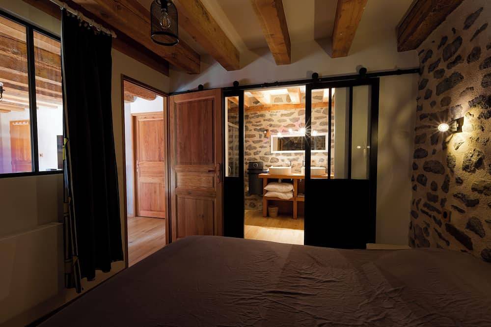 Appartement entier, Le manoir de la Chaumette Appartement indépendant avec salle de jeux et piscine in Oradour, Région de Saint-Flour