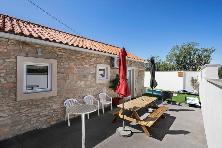 Apartamento 'Casinha Do Rei' com terraço partilhado, Wi-Fi e ar condicionado in Fátima, Distrito de Santarém