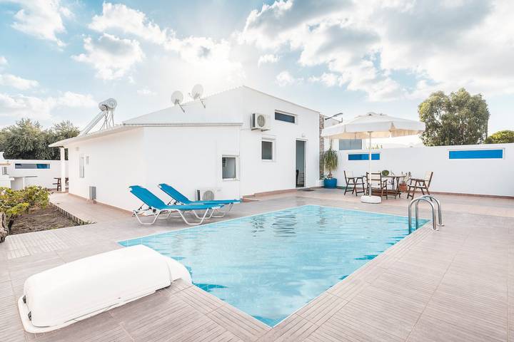 Gîte pour 5 personnes, avec jardin dans Rhodes - 2