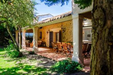 Location de vacances pour 11 personnes, avec vue ainsi que jardin et piscine à Candeleda